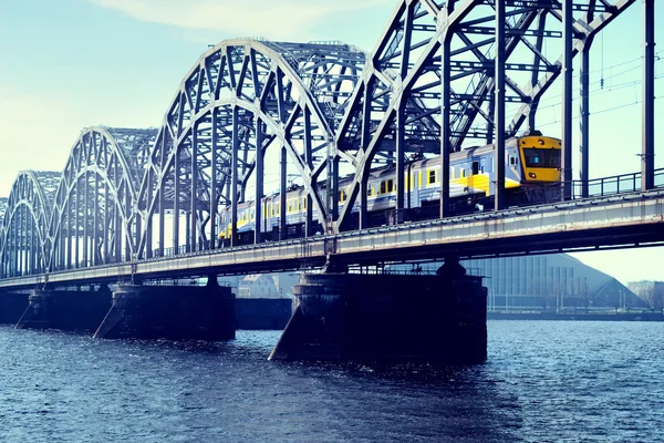 De trein op een spoorwegbrug in Riga — Stockfoto