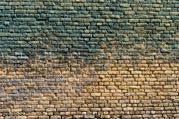 Parede de tijolo velho com vestígios de tinta — Fotografia de Stock