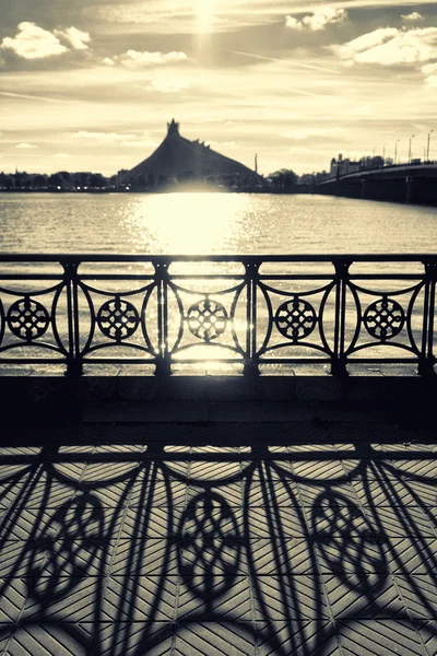 El edificio de la Biblioteca Nacional en Riga al atardecer con sábalo — Foto de Stock