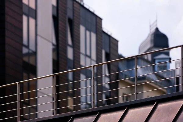 Um fragmento do edifício moderno com linhas — Fotografia de Stock