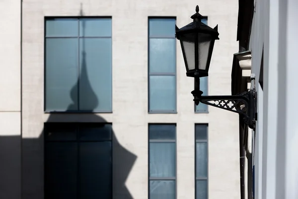 The shadow of the towers of the old house on the facade of a mod — Stock Photo, Image