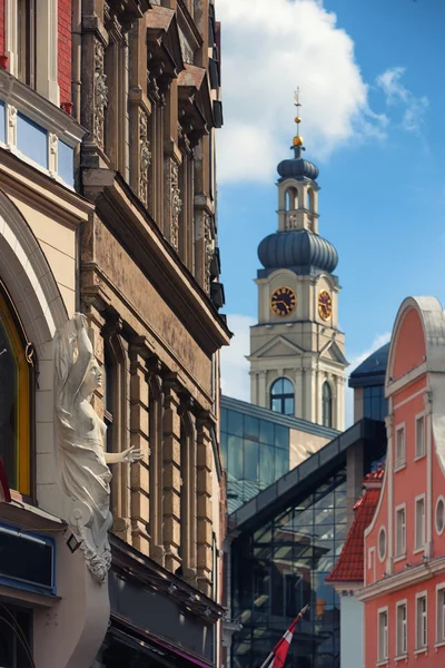 Basrelief einer Frau an der Fassade des Gebäudes und der Stadt — Stockfoto