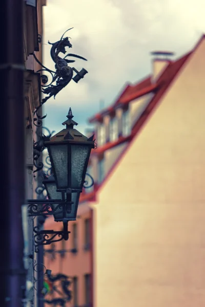 Lumières vintage sur le mur d'une maison dans le Vieux Riga — Photo