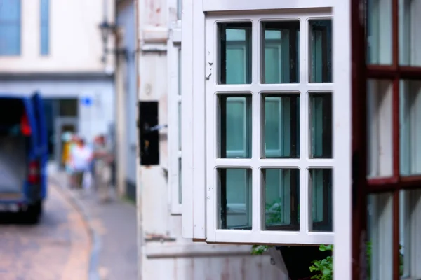 Opening doors and windows in the old town of Riga — Stock Photo, Image