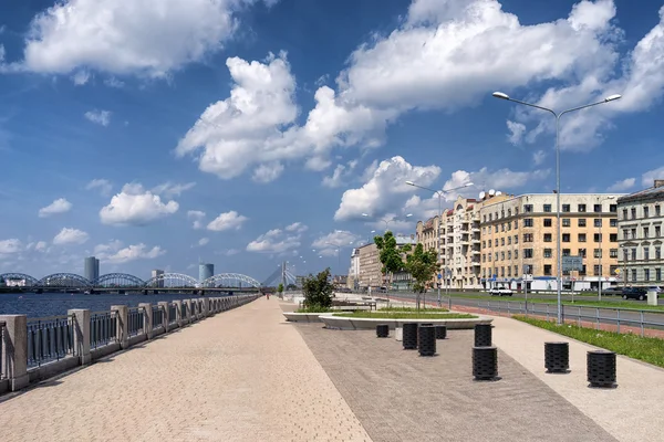 Muelle del río Daugava con puente y rascacielos en la ciudad de —  Fotos de Stock