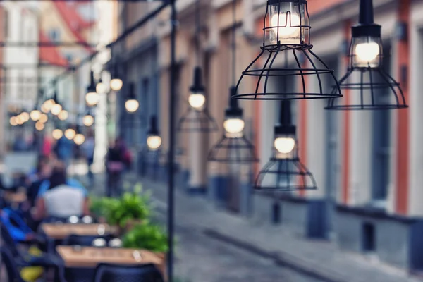 Vackra lampor design i en restaurang på en gata i gamla till — Stockfoto