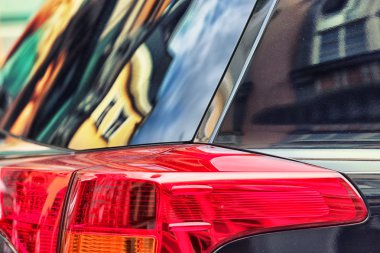 Şehirdeki binaların araba cephe üzerinde yansıma