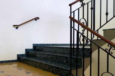 Koridorda bir Küpeşte ile mermer merdiven