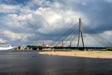 Riga Panoraması arka plan üzerine kumlu plaj