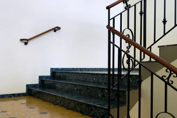 Marmurowych schodach z poręczą na korytarzu — Zdjęcie stockowe