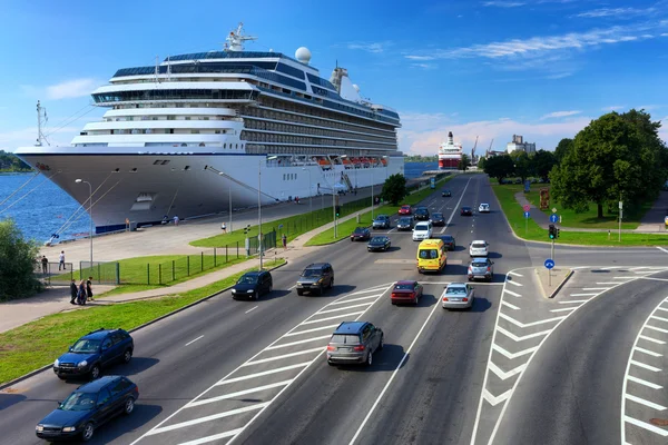 Molte navi da crociera ponte nel porto di Riga — Foto Stock