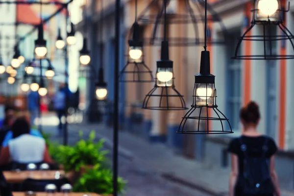 Schöner Ort mit Straßencafés in der Altstadt von Riga — Stockfoto