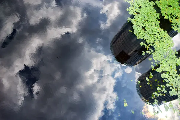 Wolkenkratzer und Wolken spiegeln sich im Wasser — Stockfoto