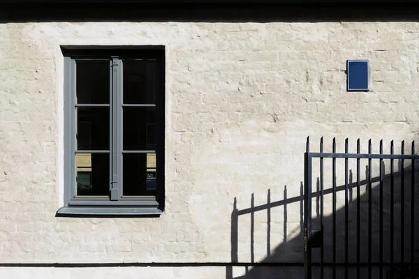 Fenêtre sur le mur avec une porte — Photo