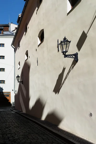 Уличный фонарь с тенью на стене света — стоковое фото