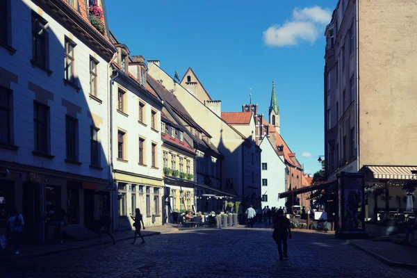 Las sombras de las casas en las calles de la ciudad vieja de Riga — Foto de Stock