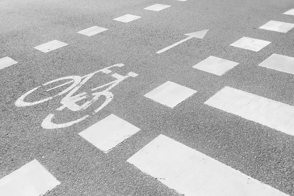 Markering van fietspaden en voetgangersoversteekplaats — Stockfoto