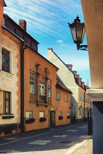 Gamla hus i en smal gata i Riga — Stockfoto