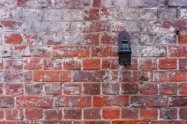 Mur de briques rouges avec une lanterne — Photo