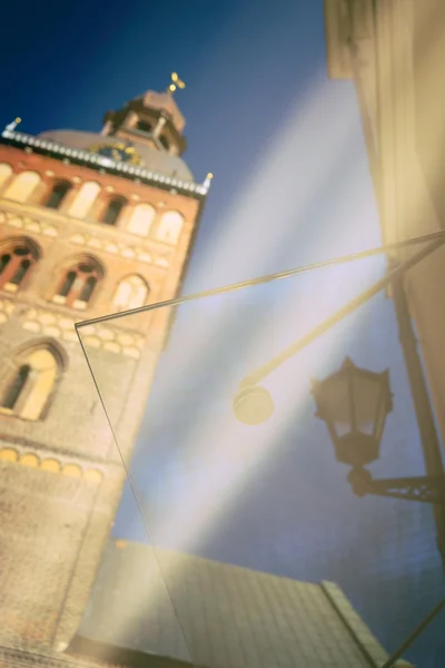 Duomo a pouliční lampa na obloze na pozadí — Stock fotografie