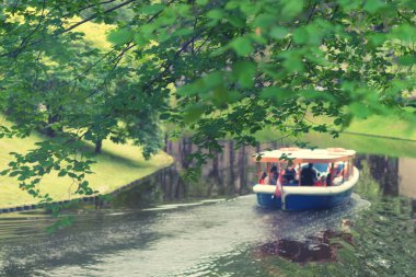 Riga Park kanaldaki zevk tekne