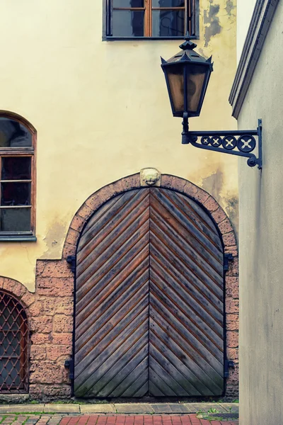 El antiguo patio en el centro del casco antiguo de Riga — Foto de Stock