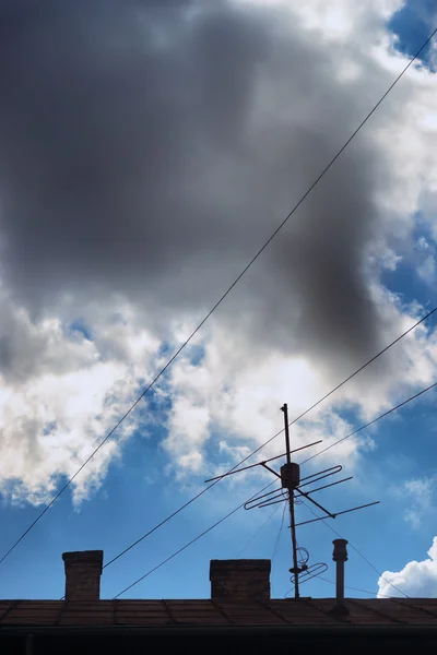 Хмари в небі над дахом — стокове фото