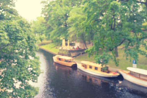 Piacere barca sul canale della città in estate. Sfocato — Foto Stock