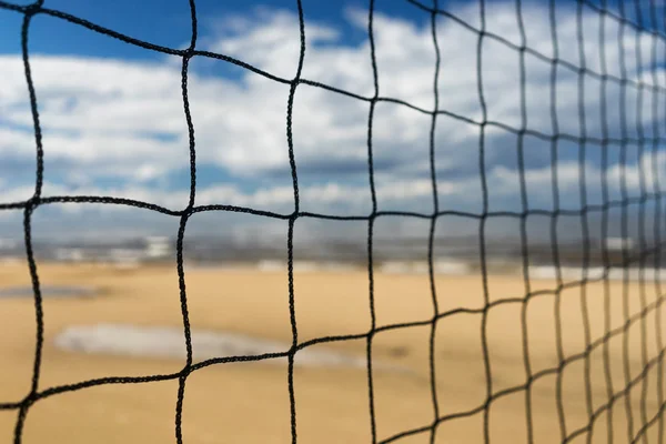 Großes Netz gegen den blauen Himmel und den goldenen Sandstrand — Stockfoto