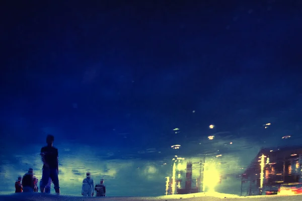 Reflexion der Menschen im Wasser in der Nacht — Stockfoto