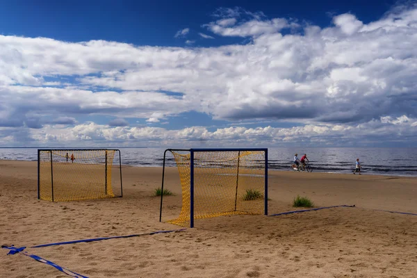 La plage de la mer Baltique en été après la pluie — Photo