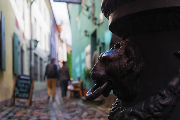 Tourists strolling through the narrow stone streets of Riga — Stock Photo, Image