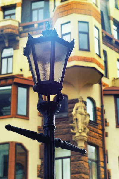 Street lamp on the background of the old house in Riga — Stock Photo, Image