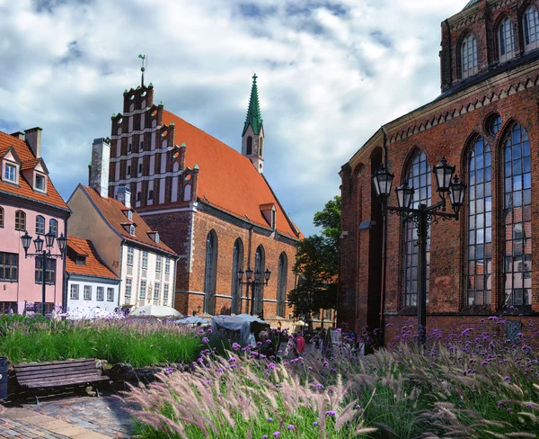 Die Gegend mit Touristen im Sommer. alte Riga — Stockfoto