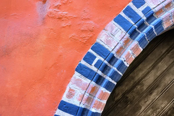 Detalj av porten i orange väggen — Stockfoto