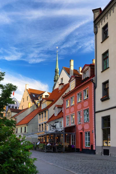 Calle con casas antiguas en Riga — Foto de Stock