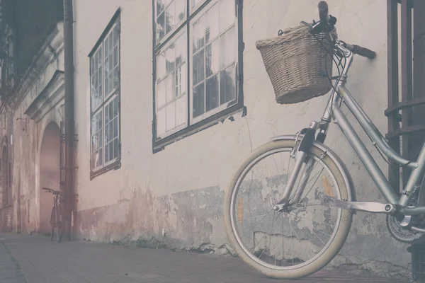 Bicycle with a basket in the old town — Stock Photo, Image
