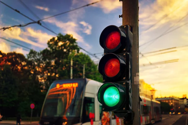 Sygnalizacja świetlna i tramwajowy w świetle licznika — Zdjęcie stockowe