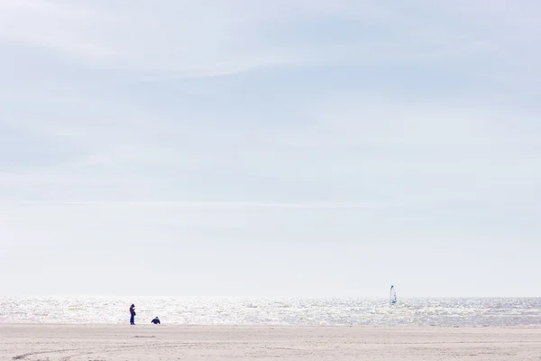 Frau und Kind am Strand der Ostsee — Stockfoto