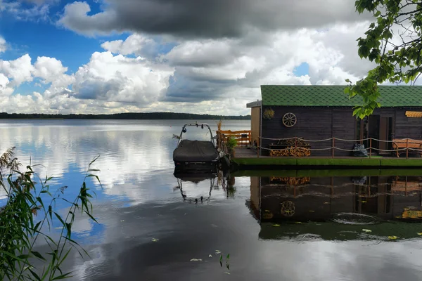 夏天湖上的房子 — 图库照片