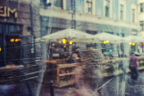 Spiegelung der Stadt im Sommerglas. verschwommen — Stockfoto