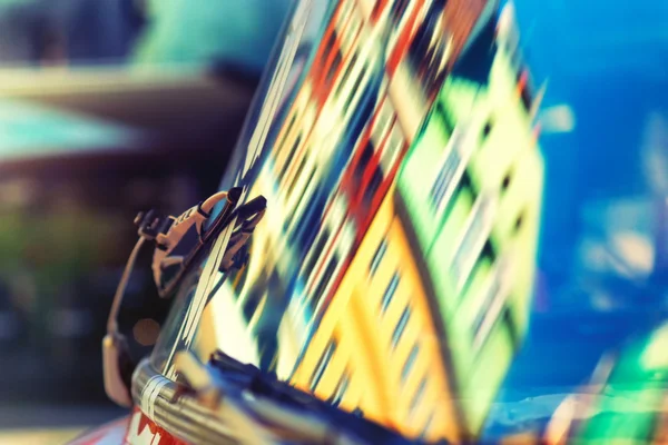 De Wisser op de Autoglas met reflectie — Stockfoto