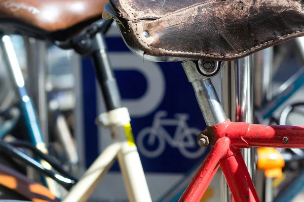 Aparcamiento para bicicletas en verano —  Fotos de Stock