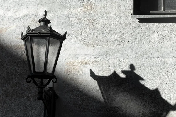 Lâmpada de rua com sombra na parede — Fotografia de Stock