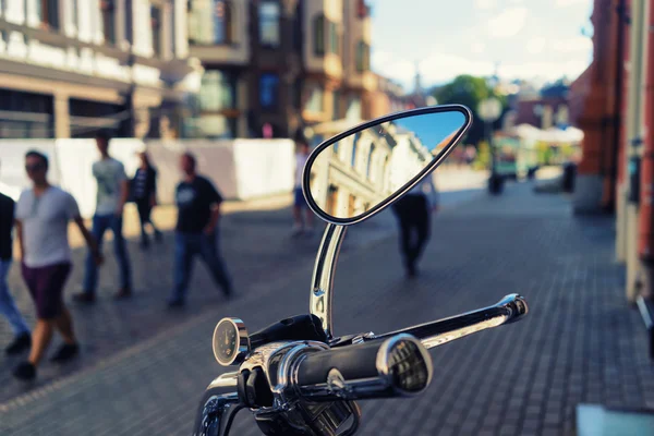 Zrcadlo ze zaparkovaného motocyklu — Stock fotografie