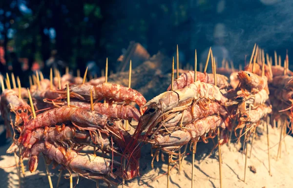 Brochettes de crevettes sur charbon de bois à la foire — Photo