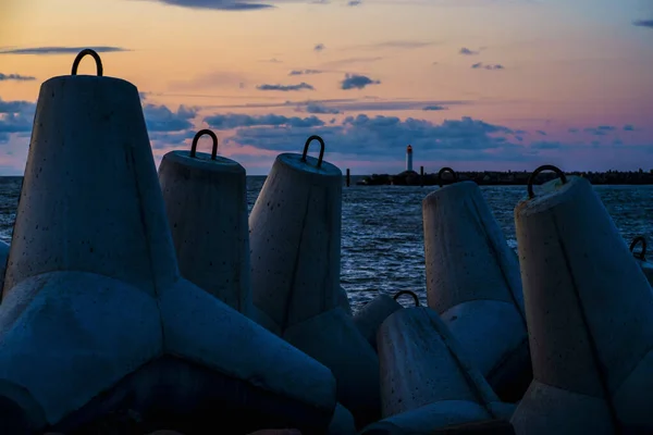 Quebra-mares de betão no Cabo Báltico em Ventspils — Fotografia de Stock