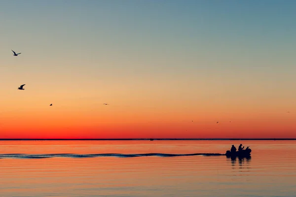 Рыбацкая лодка покидает залив в море — стоковое фото
