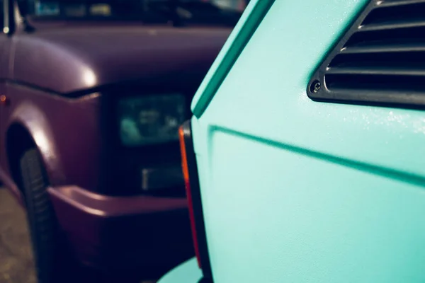 Carro Verde Claro Com Uma Lanterna Laranja Frente Carro Vermelho — Fotografia de Stock