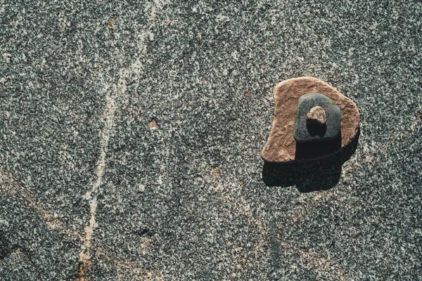 Una pirámide de piedras sobre una gran piedra — Foto de Stock